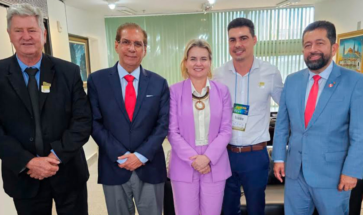 Senador Jader recebe prefeitos e assegura recursos para municípios