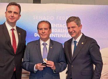 Ex-presidente do Senado, Jader Barbalho é homenageado e recebe medalha