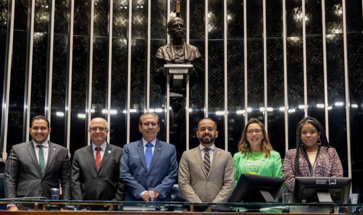 Senador Jader faz homenagem especial aos defensores públicos